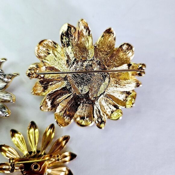 Vintage Set of Three Gold Tone Metal Floral Green Rhinestone Flower Brooch Pins - Picture 8 of 9